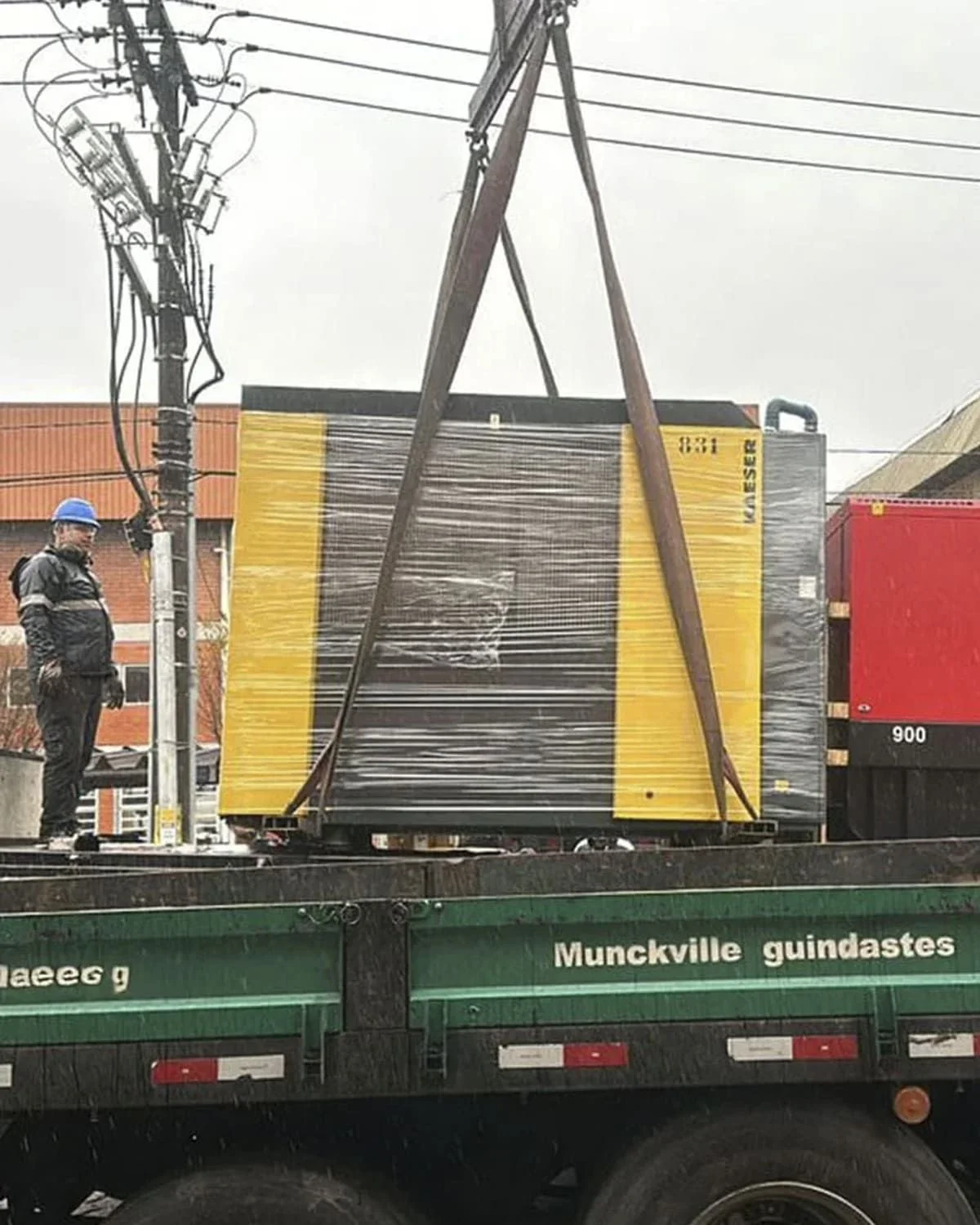 Içamento de compressor de ar industrial Kaeser com guindaste — Rental Parts